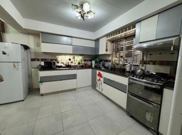Casa · 180m² · 3 Ambientes · 2 Cocheras · Venta Casa 3 Amb Casanova Garage y Dpto