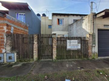 Casa · 51m² · 3 Ambientes · 1 Cochera · Casa Tipo Duplex de 2 Dorm. en Venta en Barrio Nautico - Berisso