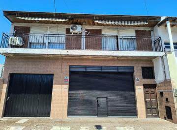 Casa · 220m² · 4 Ambientes · 2 Cocheras · Local / Deposito con Casa en Venta.