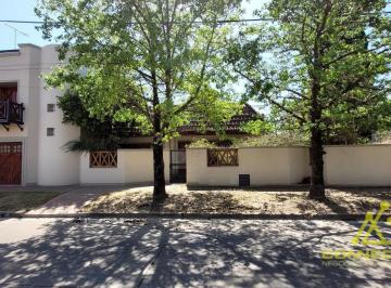 Casa · 197m² · 4 Ambientes · 2 Cocheras · Casa en Venta, Lujan