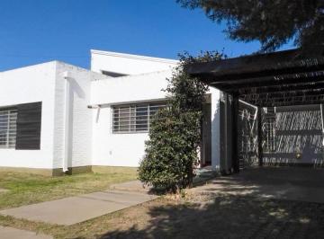 Casa · 142m² · 2 Ambientes · 1 Cochera · Casa - en Venta - Zona Aeropuerto