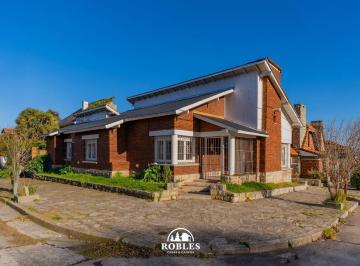 Casa · 220m² · 5 Ambientes · 1 Cochera · Chalet Ideal Uso Profesional en Esquina del Barrio Los Troncos