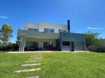 Casa · 200m² · 6 Ambientes · Casa en Venta en Campos de Roca 2