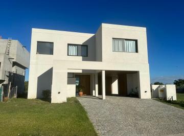 Casa · 247m² · 5 Ambientes · 2 Cocheras · Casa en Alquiler en El Barrio El Canal, Al Rio, Villanueva, Tigre