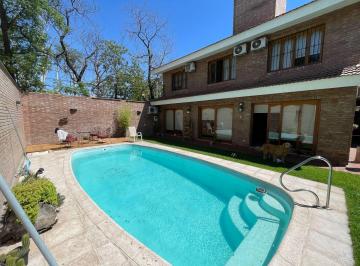 Casa · 338m² · 5 Dormitorios · 2 Cocheras · Casa de 4 Dorm. en Alquiler en Dorrego