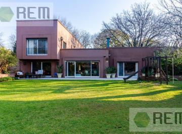 Casa · 400m² · 10 Ambientes · 4 Cocheras · Casa en Barrio Jockey Golf - Lomas de San Isidro