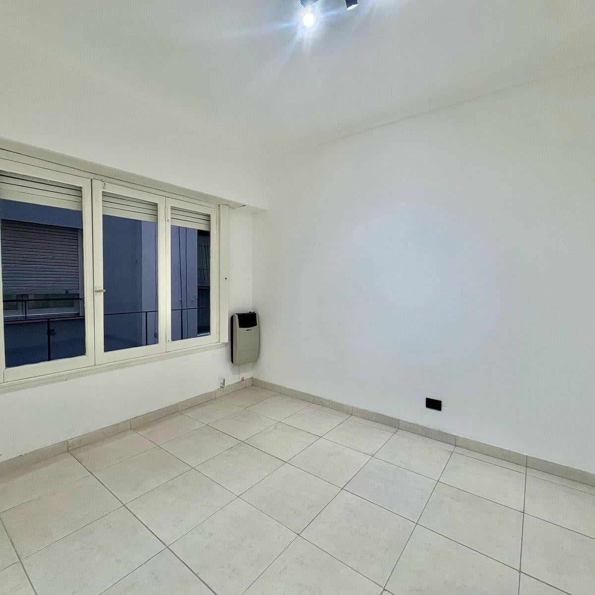 Venta Departamento de 3 ambientes al contrafrente y toillette. Zona Shopping Aldrey, a metros del mar.