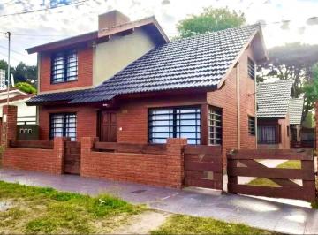 Casa · 70m² · 4 Ambientes · 1 Cochera · Casa en Venta - La Lucila del Mar, Impecable! Permuta!