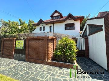 Casa · 250m² · 5 Ambientes · 3 Cocheras · Propiedad Sobre Fracción de 22,70 de Frente X 15,45 de Fondo