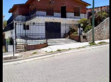 Casa de 3 ambientes, Villa Carlos Paz · Alquiler Anual Casa 2 Dorm. y 2 Baños, Cercana Al Centro
