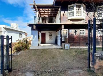 Casa de 4 ambientes, Villa Carlos Paz · Cabaña de Categoría, en Complejo Cerrado.