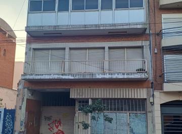 Fachada · Venta de Local en Flores, con Vivienda