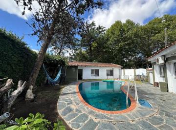 Casa · 323m² · 3 Ambientes · 2 Cocheras · Casa en Venta en Esquina con Amplio Parque y Piscina Temperley Este