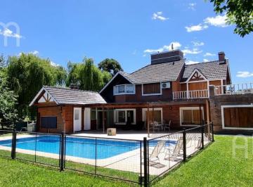 Casa · 220m² · 7 Ambientes · 2 Cocheras · Casa en Venta en El Ombu
