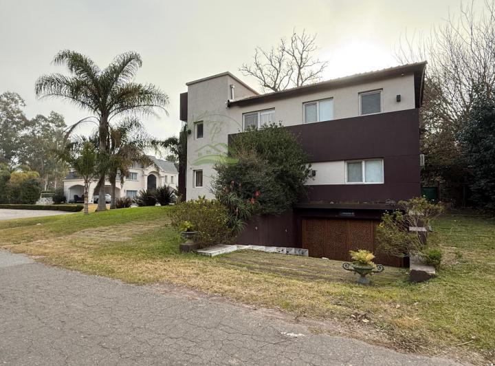 Casa · 590m² · 6 Ambientes · 4 Cocheras