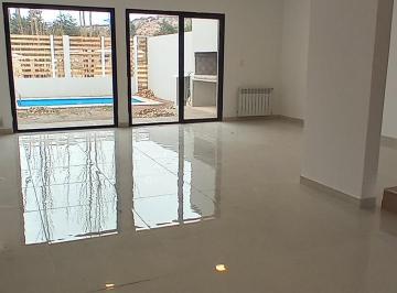 Casa de 3 ambientes, Centenario · Duplex Tres Dorm., Barrio Tierra Mansa, Centenario