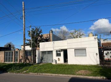 Casa · 120m² · 3 Ambientes · 2 Cocheras · Casa a La Venta en Calle 58 Entre 138 y 139 Los Hornos