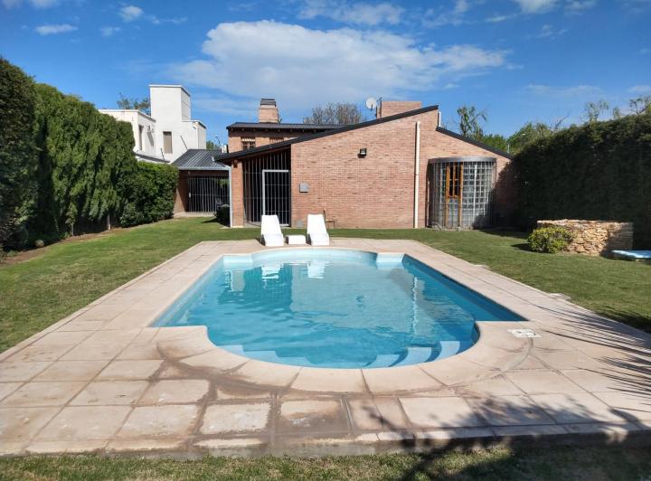 Casa · 346m² · 8 Ambientes · 1 Cochera