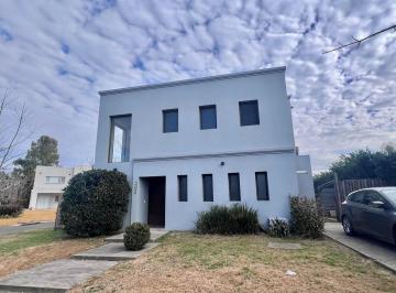 Quinta vacacional · 210m² · 4 Ambientes · Casa Quinta en Alquiler en La Comarca, General Pacheco, Tigre