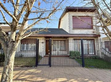 Casa · 270m² · 5 Ambientes · 3 Cocheras · Chalet en El Mejor Entorno de Chauvín