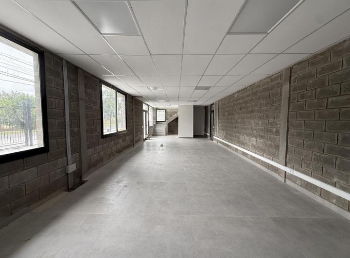 Depósito · 2300m² · 6 Ambientes · 30 Cocheras