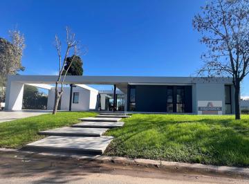 Casa · 218m² · 4 Ambientes · 2 Cocheras · Casa - San Matias