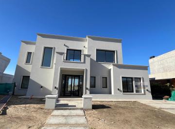 Casa · 200m² · 5 Ambientes · 2 Cocheras · Casa - El Canton - Islas