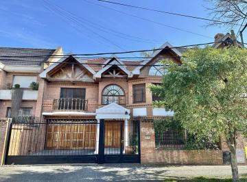 Casa · 450m² · 5 Ambientes · 2 Cocheras · Sensacional Casa con Todos Los Dorm. en Suite, Jardin y Piscina, en Acassuso.