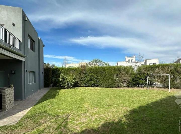 Casa · 350m² · 7 Ambientes · 4 Cocheras