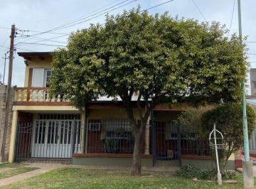 Casa · 135m² · 5 Ambientes · 1 Cochera · Tu Hogar Te Está Esperando!