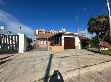 Casa · 127m² · 4 Ambientes · 1 Cochera · Venta de Casa 4 Ambientes Parque y Gran Quincho