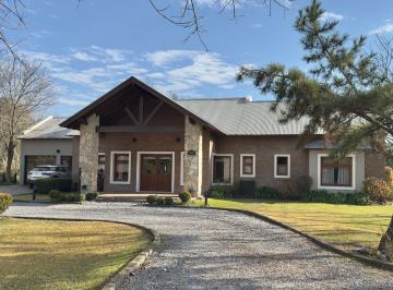 Casa de 6 ambientes, Presidente Perón · Espectacular Casa Estilo Patagónico Sobre Gran Lote