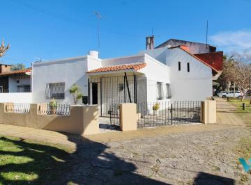 Casa · 330m² · 4 Ambientes · 2 Cocheras · Casa en Venta de 4 Ambientes con PH Independiente en Ituzaingo