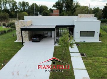 Casa · 241m² · 5 Ambientes · 2 Cocheras · Venta de Casa con 4 Ambientes en Terravista
