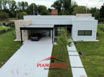 Casa · 241m² · 5 Ambientes · 2 Cocheras · Casa en Venta con 4 Ambientes en Terravista