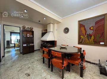 Casa · 140m² · 4 Ambientes · Exc. Chalet 4 Amb. en Impecable Estado con Gran Fondo y Garaje