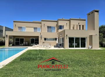 Casa · 1200m² · 5 Ambientes · 4 Cocheras · Venta de Casa con 5 Ambientes en Terravista