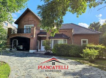 Casa · 260m² · 5 Ambientes · 2 Cocheras · Venta de Casa con 4 Ambientes en Campos de Alvarez
