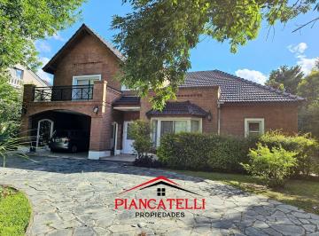 Casa · 260m² · 5 Ambientes · 2 Cocheras · Casa en Venta con 4 Ambientes en Campos de Alvarez