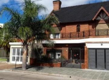 Casa · 250ha · 6 Ambientes · 2 Cocheras · Venta Casa 5 Ambientes con Pileta Parque y Cochera
