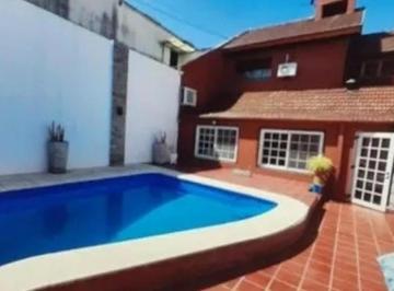 Casa · 200m² · 6 Ambientes · 1 Cochera · Chalet 6 Ambientes con Pileta y Cochera