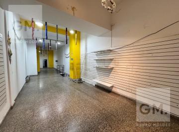 Local comercial · 150m² · Excelente Local Comercial en Alquiler en Av Rivadavia Al 1700!