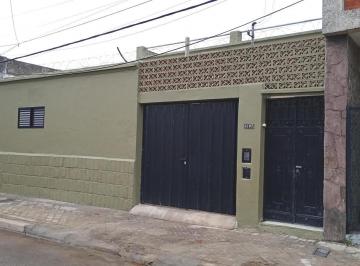 Casa · 67m² · 3 Ambientes · 1 Cochera · Alquiler - Casa - 2 Dorm. - Av Alberdi Al 400 Bis - Rosario