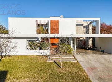 Casa · 285m² · 5 Ambientes · 4 Cocheras · Casa de 5 Ambientes en Venta en La Concepción de Luján, Diseño y Materiales Premium