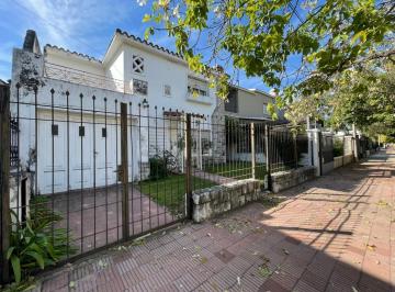 Casa · 180m² · 3 Ambientes · 1 Cochera · Casa en Venta 2 Dorm. | Dependencia Servicio | Juniors | 2 Baños | Cochera | Patio Verde