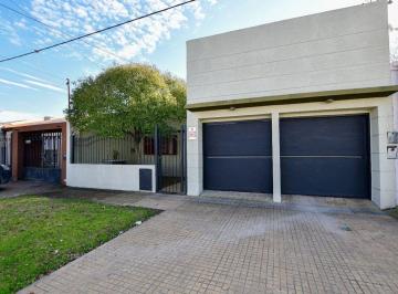 Casa · 135m² · 4 Ambientes · 2 Cocheras · Casa 2 Dorm. en Venta en La Plata Apto Banco