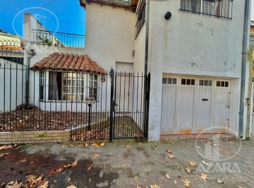 Casa · 210m² · 8 Ambientes · 1 Cochera · Casa Venta en Block con 2 PH en Olivos