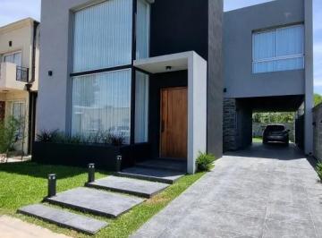 Casa · 230m² · 4 Ambientes · 5 Cocheras · Casa 4 Ambientes con Piscina en Venta