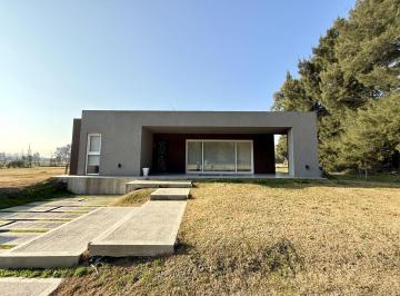 RRA-RR1-1832_2 · Casa en Venta en Lares de Canning