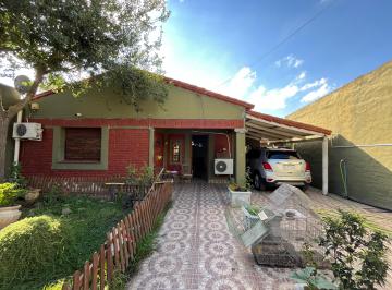 Casa de 3 ambientes, San Vicente · Casa en Venta, de 405 m² con Pileta y Galería, en Domselaar.